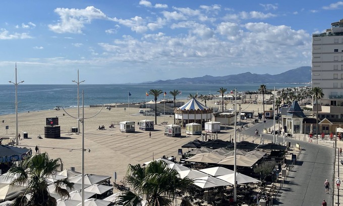 Canet-en-Roussillon Condo | Modern T2 Refait à Neuf with Oceanfront Views & Spa