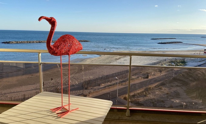 Palavas-les-Flots Apartment | Oceanfront T2 with Terrace and Garage, Rated 10/10