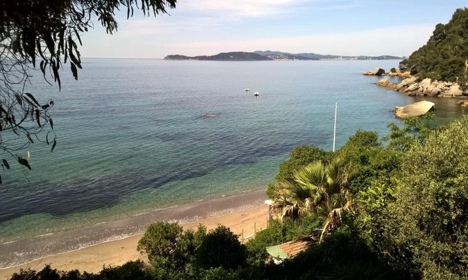 Le Pradet Apartment | Oceanfront Retreat: T2 Vue Mer with Scenic Ocean Views