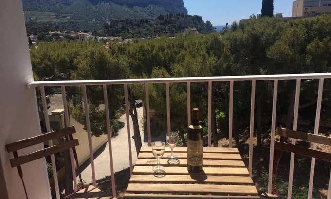 Cassis Apartment | Cozy Retreat Steps from the Port with Parking & Ocean Views