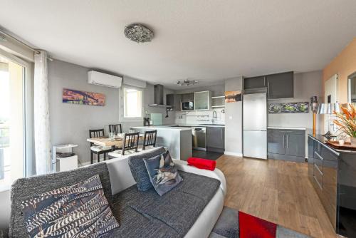 Fontaine-Bayonne-Cartoucherie Apartment | Welcoming T3: Parking, Balcony & Family-Friendly Amenities