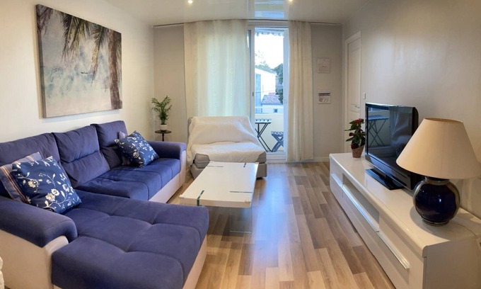La Seyne-sur-Mer Apartment | Oceanfront Retreat: 9.8 Rated, Steps from the Beach