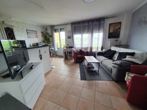 Joue-les-Tours Apartment | Pet-Friendly T3 confort Joué-lès-Tours with Restaurant Service