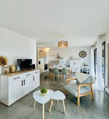 Villeneuve-les-Maguelone Apartment | Cozy T3 Apartment Near the Sea with Parking Available