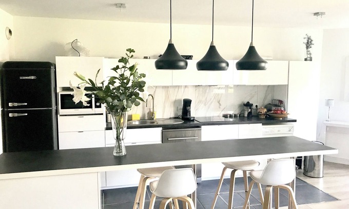Le Rouet Apartment | Relaxing Retreat in T3: Centre du 8e Ardt Near Beaches