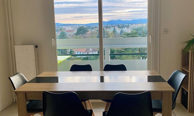 La Demi - Lune Apartment | Family-Friendly T3 Lumineux: Steps from Downtown Attractions