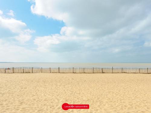 Quartier du Casino Apartment | Seaside T3 Apartment in Châtelaillon-Plage with Balcony