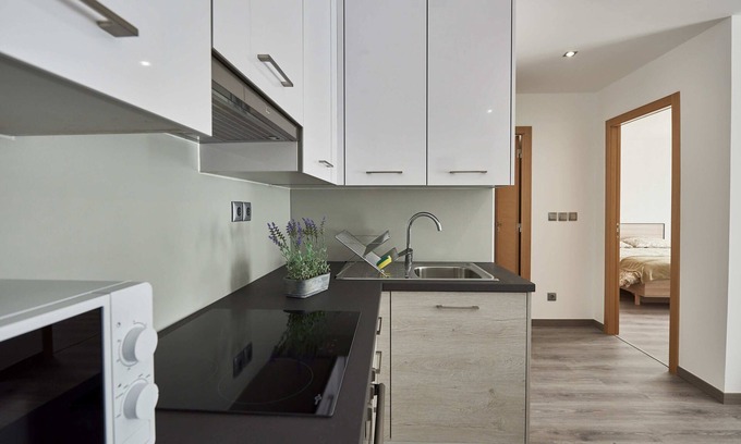 Le Pin House | Quiet T3 R+1 Apartment for 6 with Breakfast & Kitchen