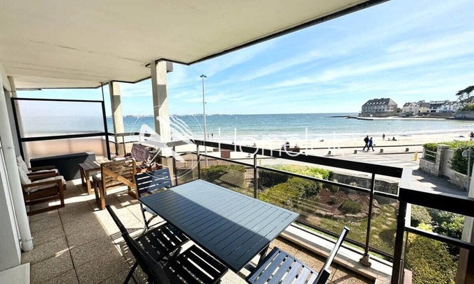 Larmor-Plage Apartment | Ocean View Retreat: Guest Rated 10/10 with Breakfast & Kitchen
