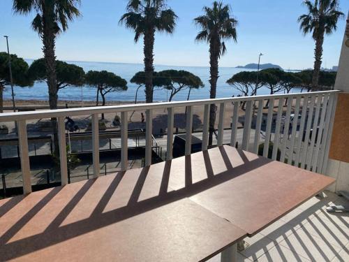 La Ciotat Apartment | Oceanfront T3 with Spectacular Sea View and WiFi