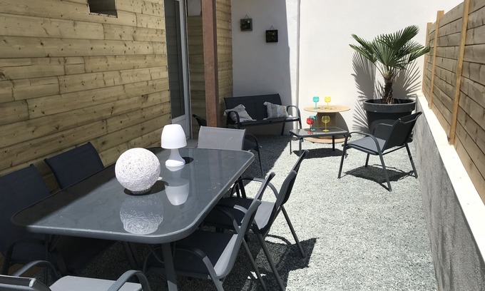 Angoulins Apartment | Relaxing T4 with Courtyard & Spa, Steps from the Beach