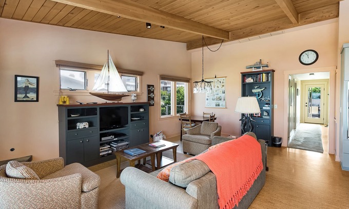 Gearhart Condo | Oceanview Retreat: 2 Bedroom Getaway with Pool Access