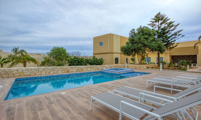 Ghajnsielem Villa | Indulge at Ta’ Benna Villa: Pet-Friendly Oceanfront Escape