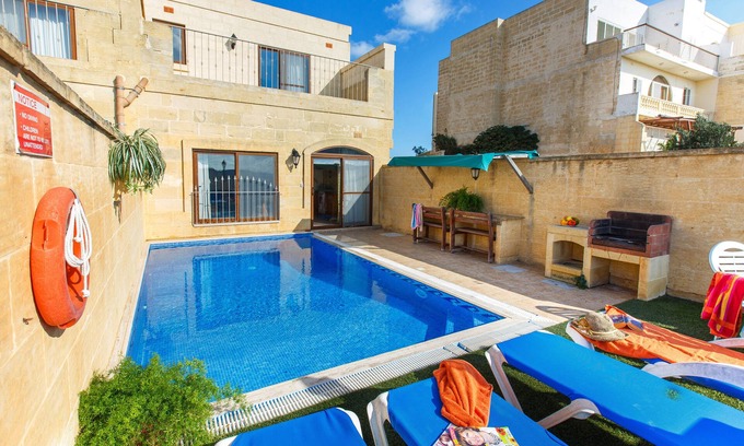 Xaghra Villa | Ta Debora Villa: Relaxing Retreat with Beach Access & Views