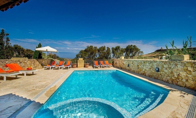 Ta' Għammar Villa | Relax at Ta Gananz Holiday Home with Pool & Pet-Friendly Amenities