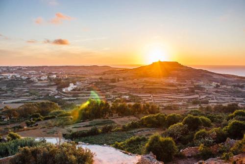 Zebbug House | Discover Ta Marija: Pet-Friendly Retreat with Pool & Hot Tub