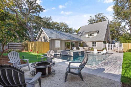 East Beach House | Tabbystone Cottage - A Family-Friendly Retreat with Pool