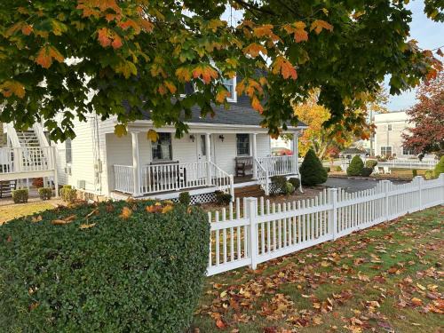 Mystic - New London Hotel | Discover Comfort at Taber Inn with Pool and Family Amenities