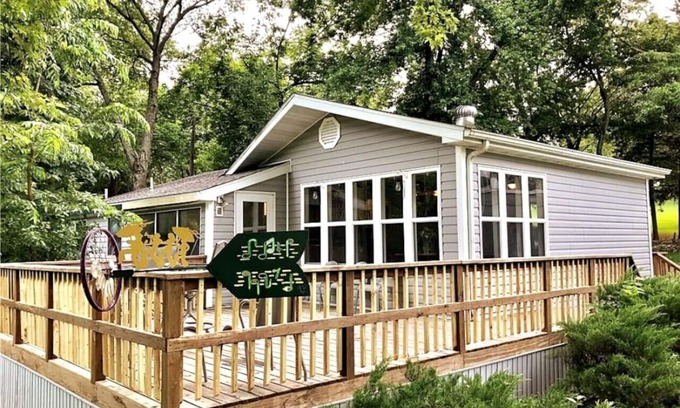 Beaver House | Beavertown Bungalow: Pet-Friendly Retreat with Lake Views