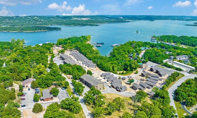 Indian Point Condo | Experience Table Rock Resorts with Pool & Lake Views