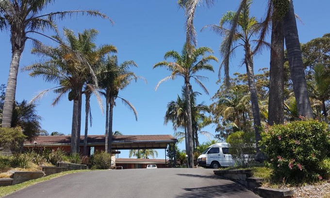 Lake Tabourie Hotel | Discover Tabourie Lake Motor Inn: Family-Friendly Retreat