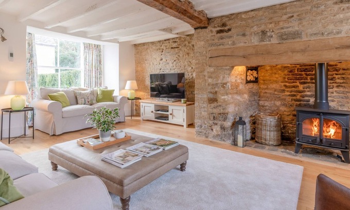 Charlbury Apartment | Comfortable Tachbrook: Ideal for Families with Breakfast & Kitchen
