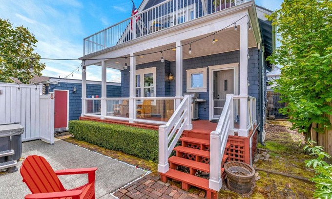 Old Town House | Relaxing Tacoma Escape with Private Hot Tub Near Aquarium
