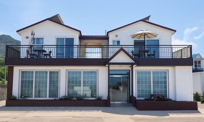 Pohang Apartment | Oceanfront Taeyoung Pension: Family-Friendly with Breakfast