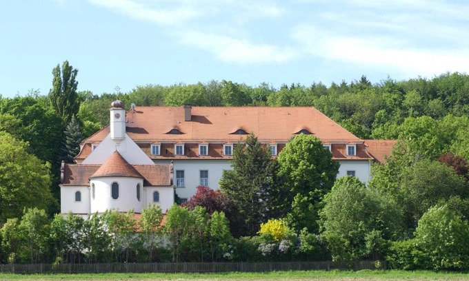 Reimlingen Hotel | Discover Tagungshaus Reimlingen: Family-Friendly Retreat
