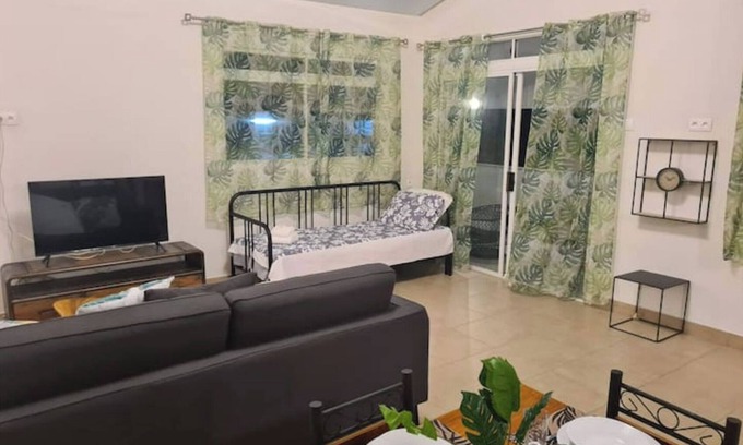 Papara House | Relax at Taharu' u Guest House By The Beach with Ocean Views