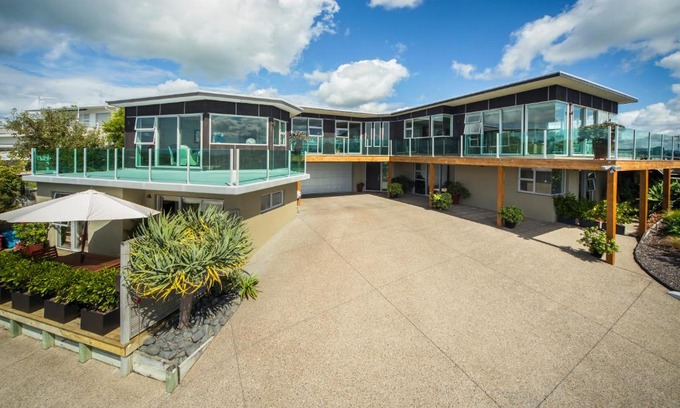 Snells Beach Bed & Breakfast | Experience Tahi Lodge on Matakana Coast - 5-Star Retreat