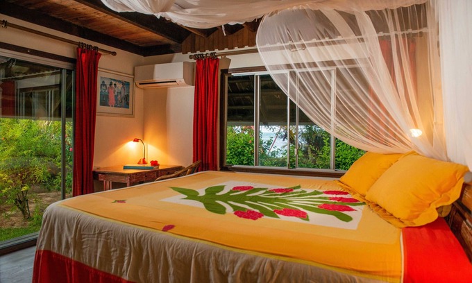 Otumai Villa | Idyllic Tahiti Beach House: Villa Bord de Mer Retreat