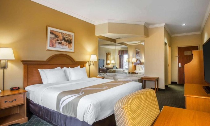 Tahlequah Hotel | Family-Friendly Retreat at Tahlequah Inn with Pool Access