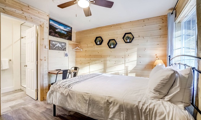 Sierra Tract Hotel | Charming Tahoe Mountain Inn: Family-Friendly with Breakfast