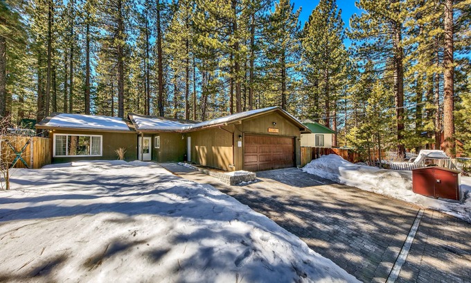 Black Bart House | Pet-Friendly Tahoe Mtn Retreat with Spa & Lake Views
