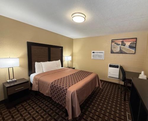 South Lake Tahoe Hotel | Cozy Pinewood Inn: Family-Friendly Retreat Awaits You