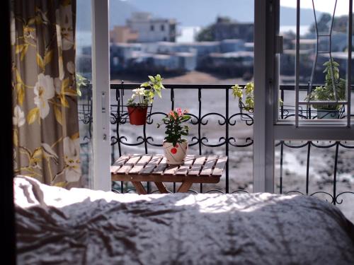 Islands District House | Cozy Tai O Inn by the Sea: Family-Friendly Getaway