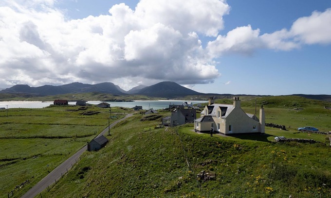 Ardroil Cottage | Oceanfront Escape at Taigh Dholol, Isle of Lewis – Rated 9.8