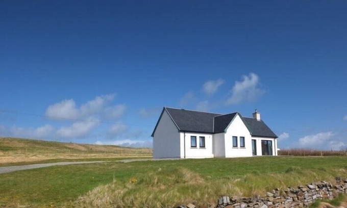 Knockaird Cottage | Cozy Taigh Eilidh with Open Fire in Port Of Ness