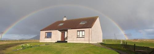 Grimsay House | Experience Taigh Mairi Grimsay: Pet-Friendly Oceanfront Escape