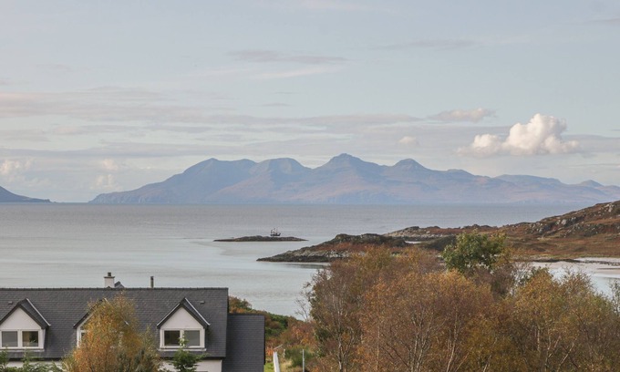 Morar Cottage | Family-Friendly TAIGH NA TALIA with Oceanfront Views in Mallaig