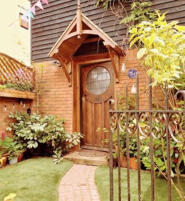 Stalham House | Cozy Bijoux Broads & Beach Base: Pet Friendly Retreat!