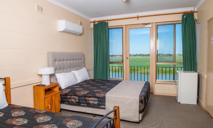 Seymour Hotel | Riverside Retreat: Tailem Bend Hotel with Pool & Dining