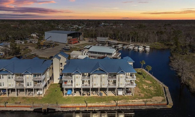 Suwannee Condo | Premier Tailin’ Reds Suwannee Gulf Condo with Boat Slip