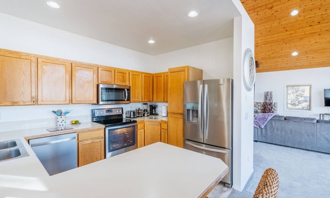 Bend House | Serene Tailwinds Farm Estate with River Views & Amenities