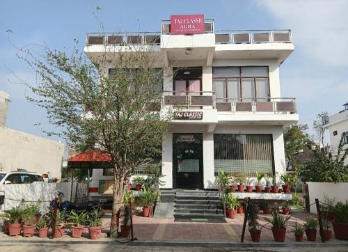 Agra House | Budget-Friendly Taj Classic Agra with Family Amenities