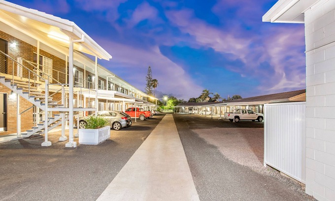Bundaberg West Hotel | Comfortable Takalvan Motel with Pool and Family-Friendly Amenities