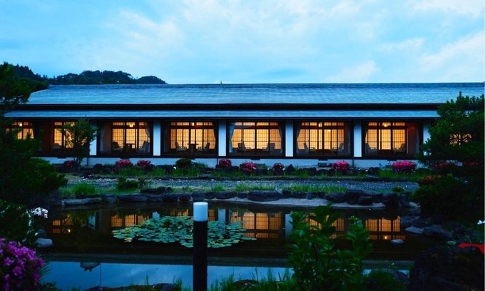 Kaminoyama Hotel | Relax at Takamiya Ryokan Sagiya Sansorai with Hot Tub & Dining