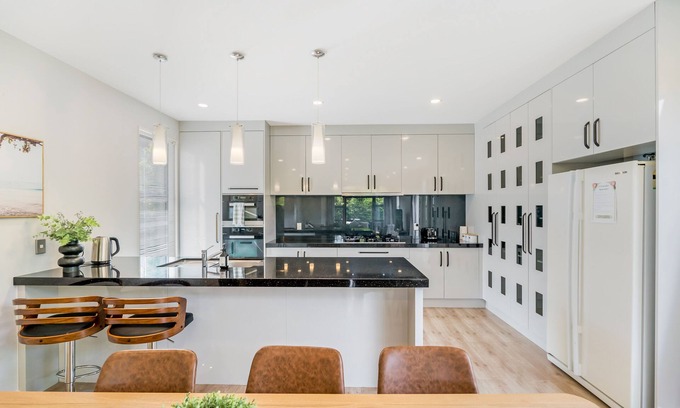 Milford House | Modern Takapuna Family Retreat with Child-Friendly Amenities