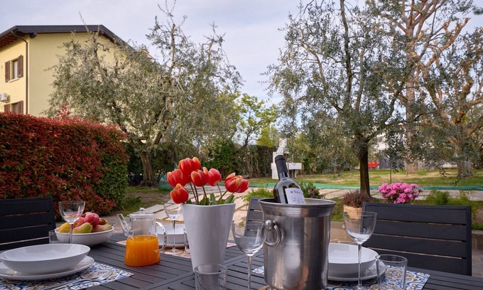 Desenzano del Garda Apartment | Rejuvenate in a Peaceful Oasis: Rated 10/10 with Breakfast!
